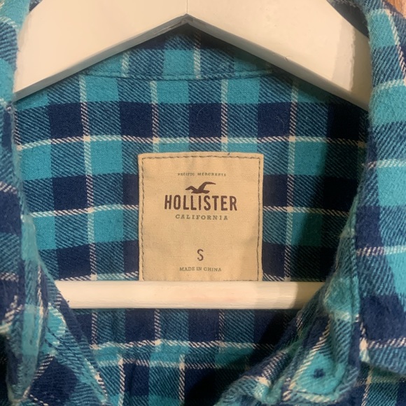 Woman’s small Hollister flannel button up - Picture 2 of 4